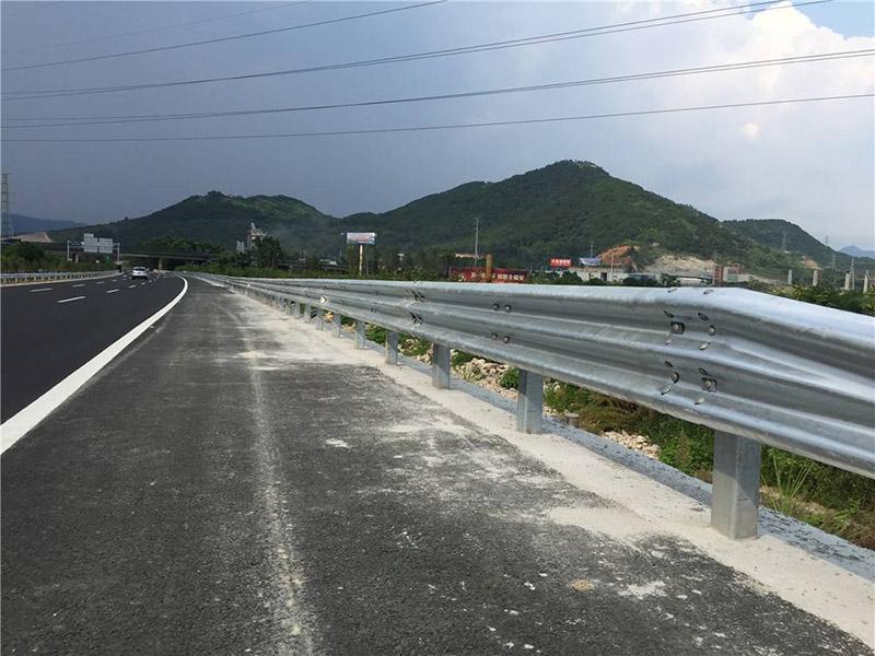 天津鍍鋅護欄板
