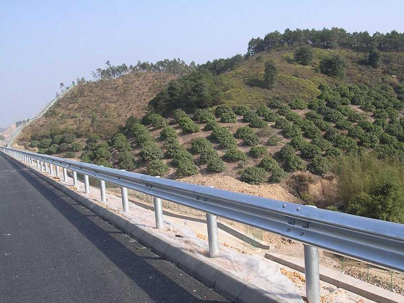云南路側(cè)護欄板